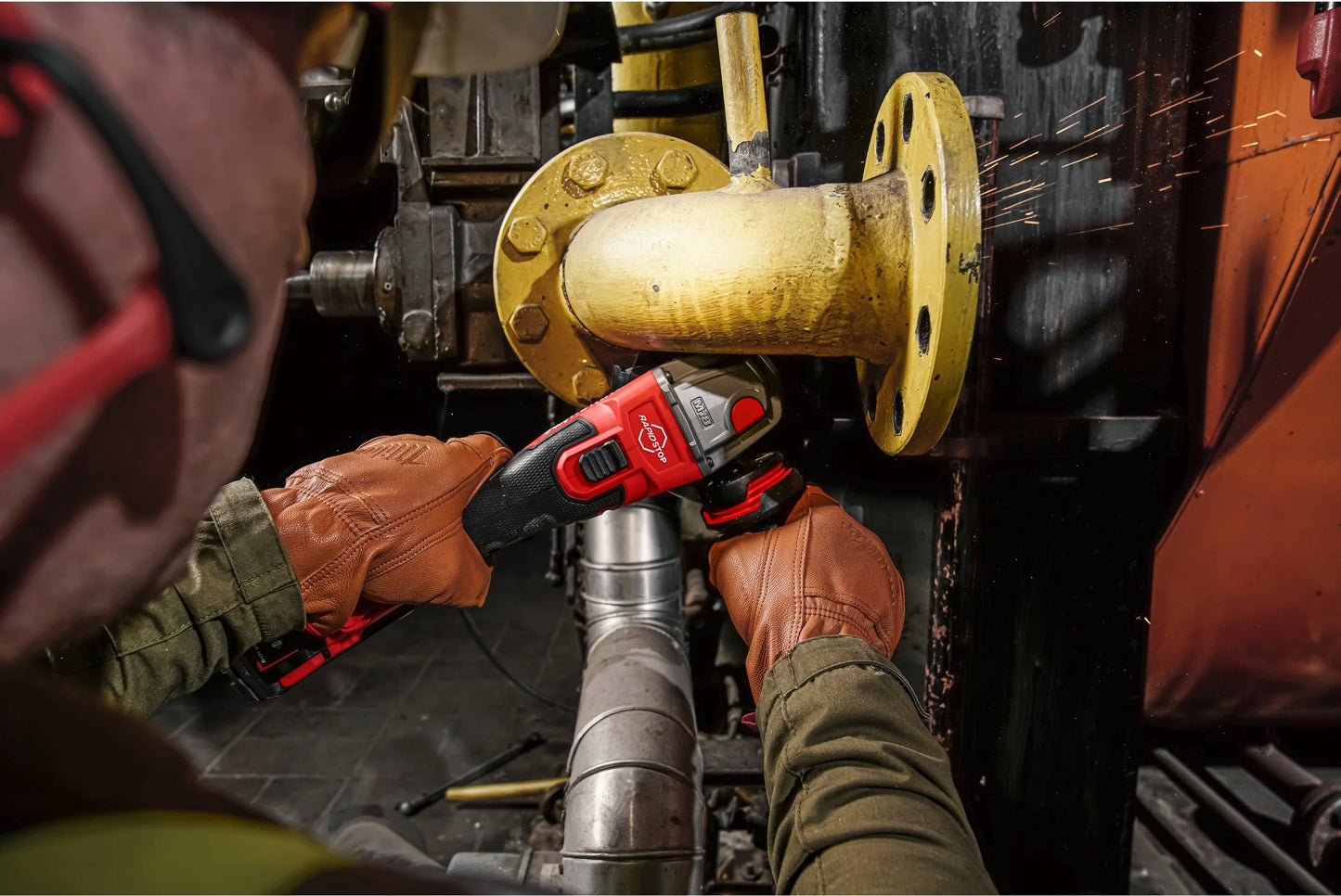 M18 haakse slijper van 125 mm met rem en drukknopschakelaar + 2 accu’s van 5 Ah + lader + Milwaukee-koffer M18 FSAG125XB-502X
