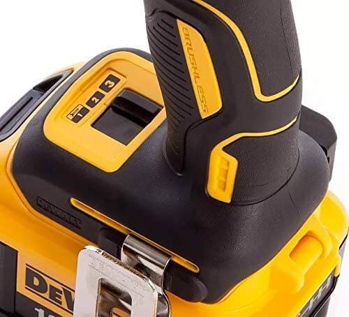 Visseuse à percussion sans balais XR 18 V 205 Nm avec 2 batteries 2 Ah et étui Dewalt DCF887D2