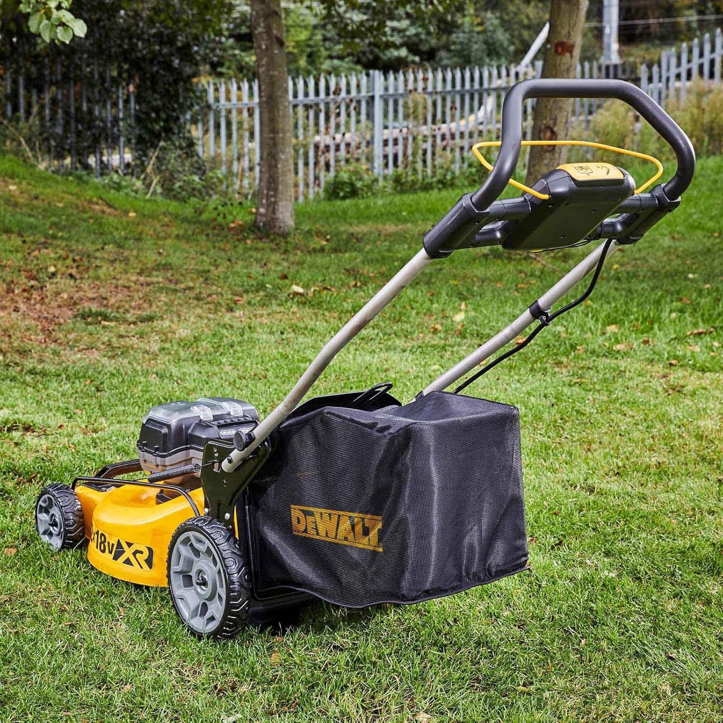 Tondeuse à gazon brushless XR 2x18V 48cm + 2bat 5Ah + chargeur Dewalt DCMW564N