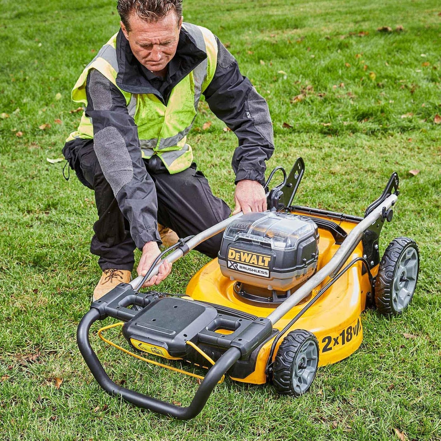 Tondeuse à gazon brushless XR 2x18V 48cm + 2bat 5Ah + chargeur Dewalt DCMW564N