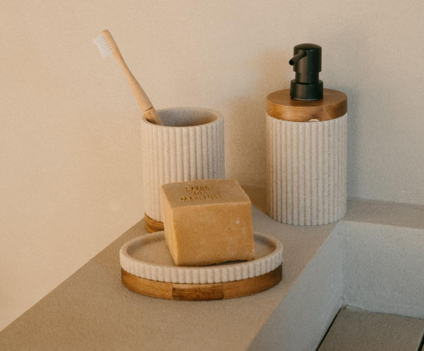 Beige tandenborstelhouder van polyresina en acaciahout Ø8×11 cm Andrea House
