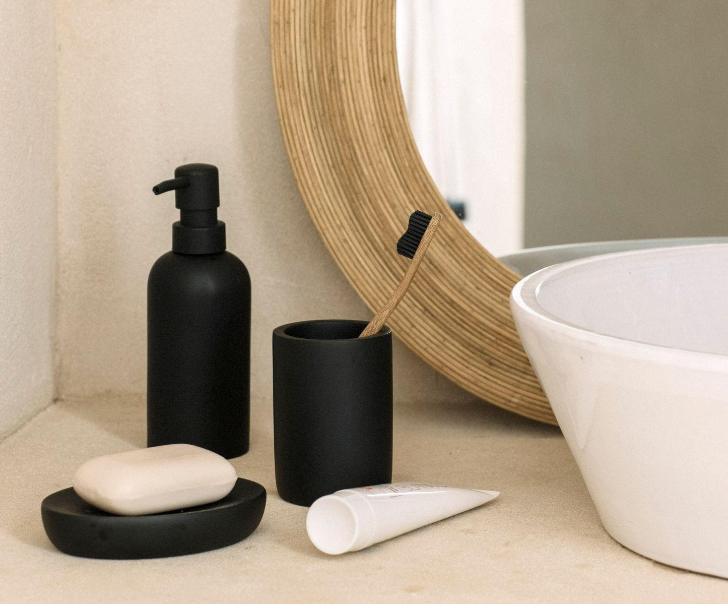 Dispensador de baño de resina negro Ø6,5x18,5cm Andrea House