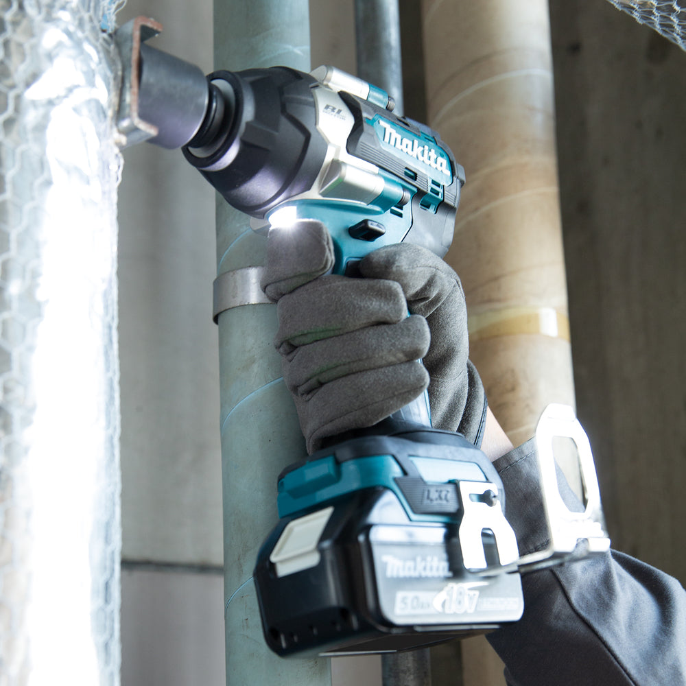 Clé à chocs Makita DTW700RTJ 18 V 1/2" LXT 700 Nm avec 2 batteries 5 Ah, chargeur et coffret de transport