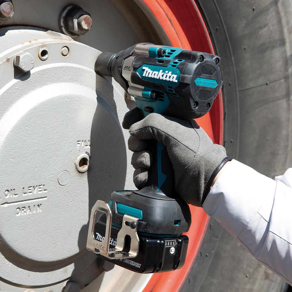 Clé à chocs Makita DTW700RTJ 18 V 1/2" LXT 700 Nm avec 2 batteries 5 Ah, chargeur et coffret de transport