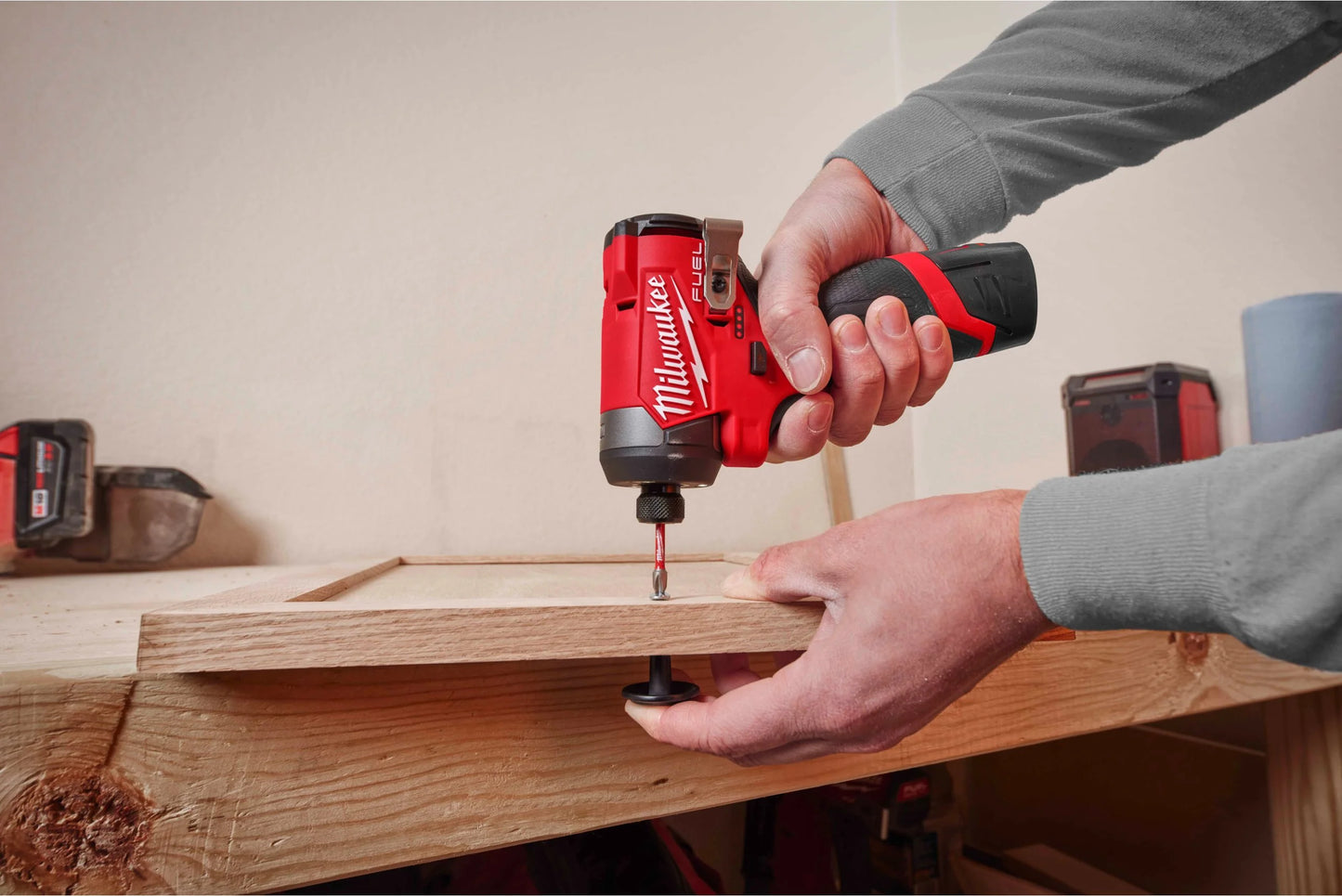 Pack d’outils : perceuse à percussion + visseuse à chocs + 2 batteries de 4,0 Ah + chargeur + mallette Milwaukee M12 FPP2A2-402X