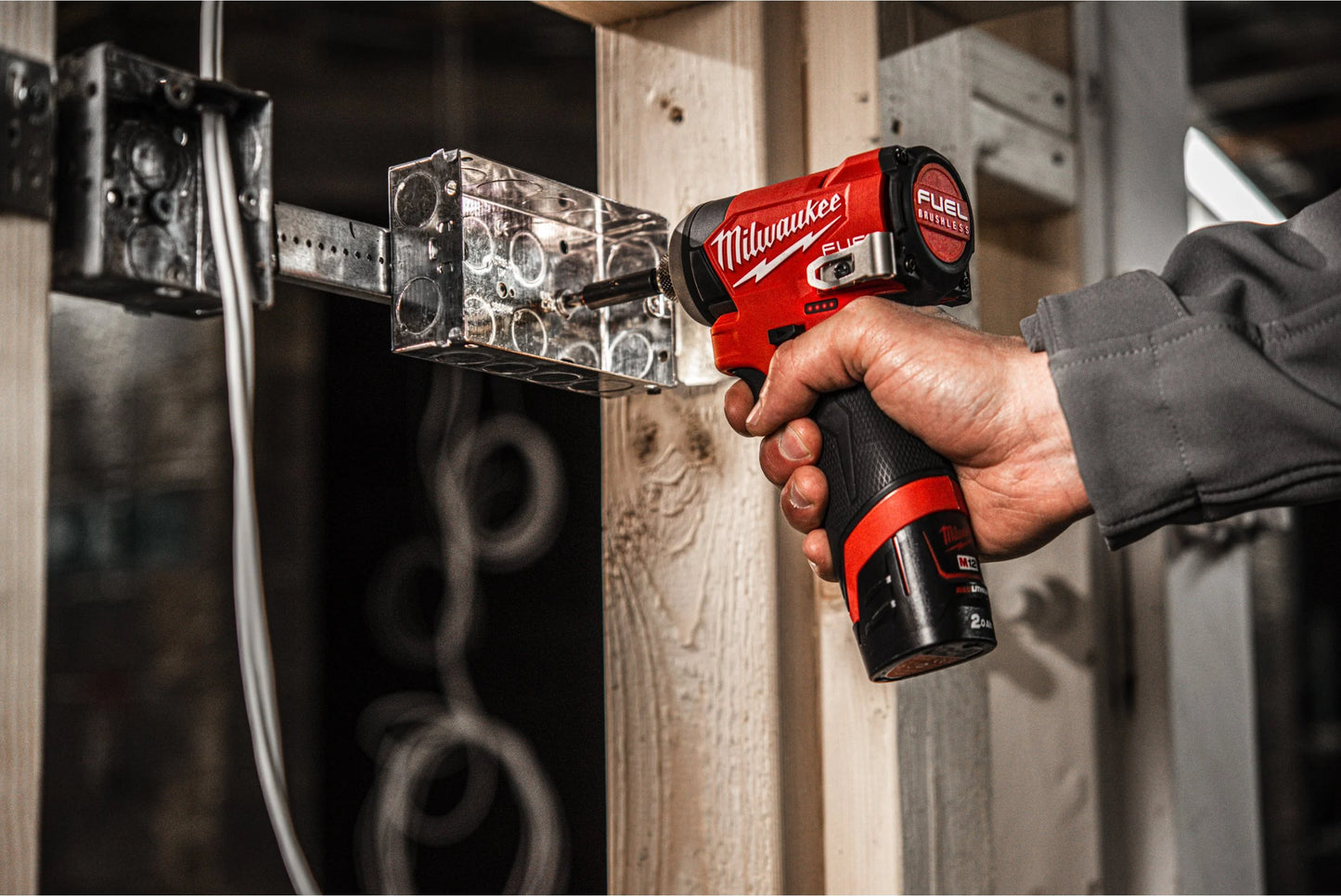 Pack d’outils : perceuse à percussion + visseuse à chocs + 2 batteries de 4,0 Ah + chargeur + mallette Milwaukee M12 FPP2A2-402X