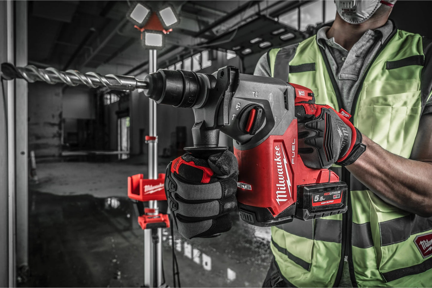 Marteau combiné SDS-Plus 26 mm avec Fixtec 2.5J + 2bat 5.5Ah + Chargeur + Mallette Milwaukee M18 FHX-552X