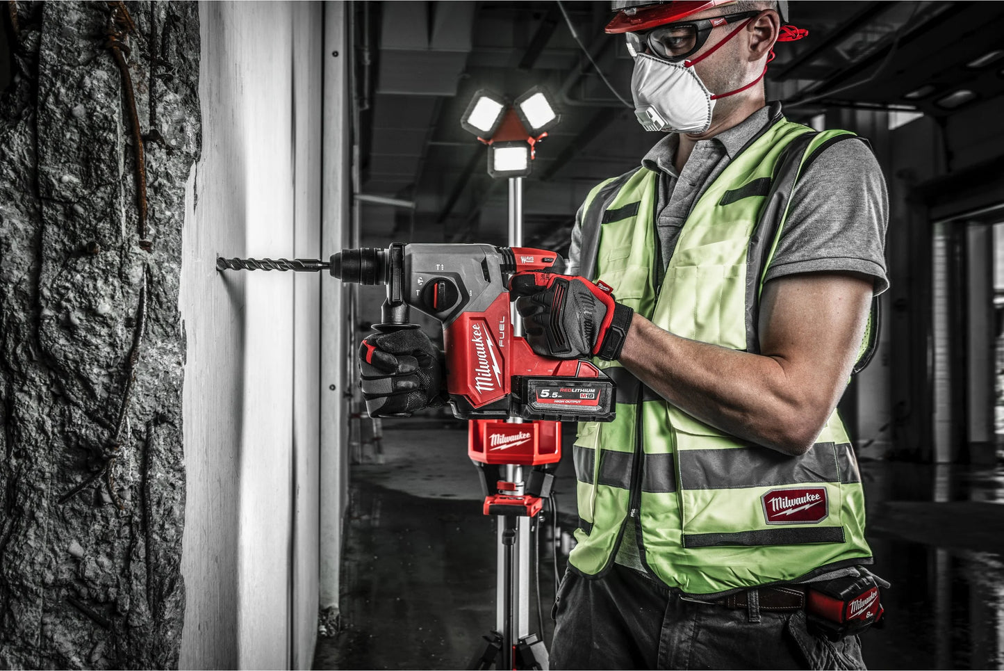 Marteau combiné SDS-Plus 26 mm avec Fixtec 2.5J + 2bat 5.5Ah + Chargeur + Mallette Milwaukee M18 FHX-552X