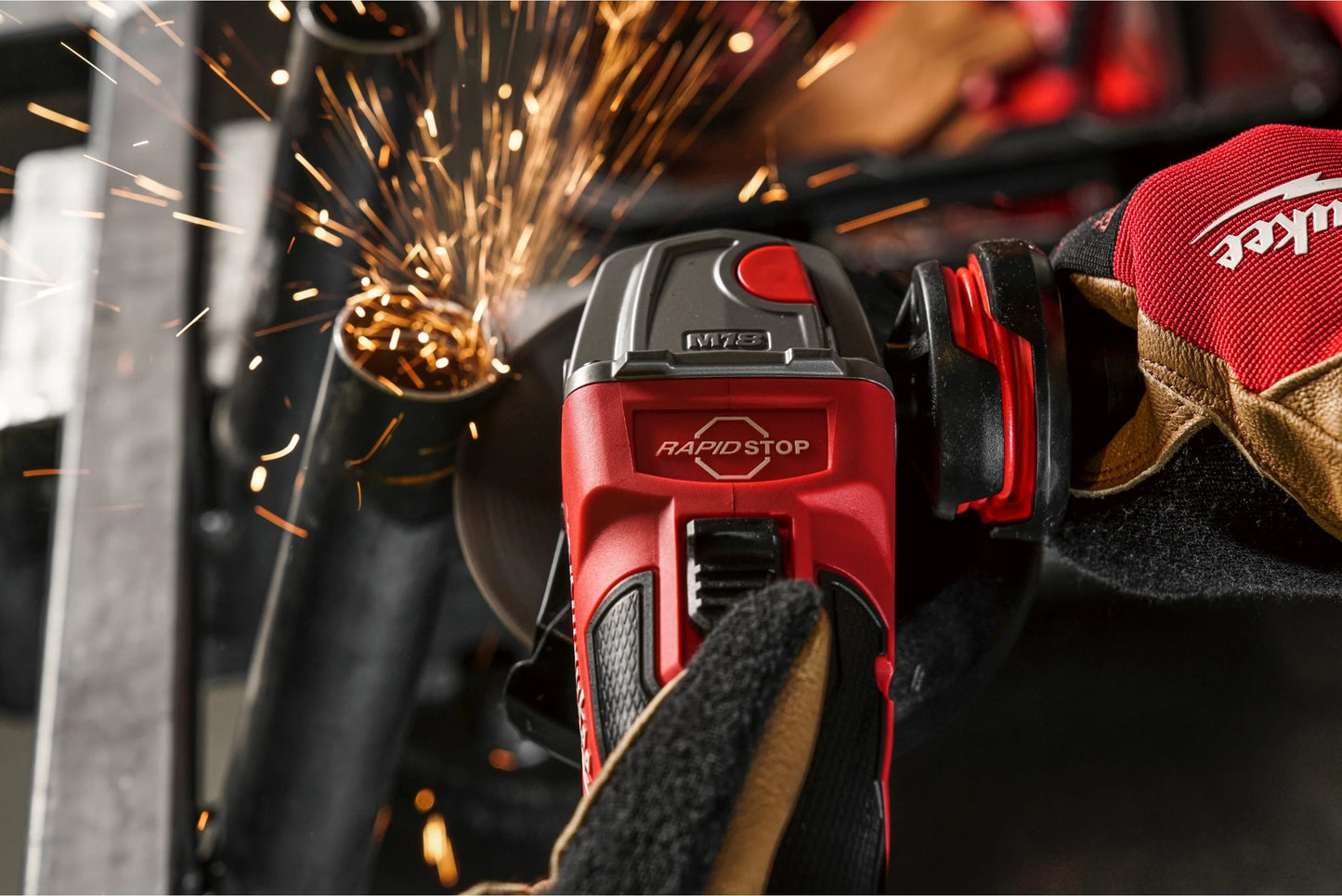 Meuleuse d’angle M18 125 mm avec frein et interrupteur à bouton + 2 batteries 5 Ah + chargeur + mallette Milwaukee M18 FSAG125XB-502X